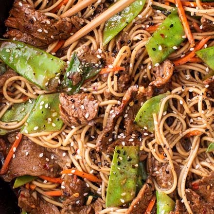 Tender slices of beef are stir fried with vegetables and tossed with authentic ramen noodles to make the most amazing 30 minute meal.  Put down that takeout menu, this beef stir fry is WAY better! | #stirfry #beefstirfry #chinese #chinesefood #takeout #30minutemeal #beef