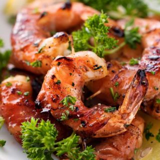Deliciously sweet, tangy and salty, this prosciutto wrapped honey lemon shrimp is the tastiest, and easiest meal ever! Just 3 smart points per serving too! | #shrimp #weightwatchers #freestyle #prosciutto #honey #lemon #lightmeal