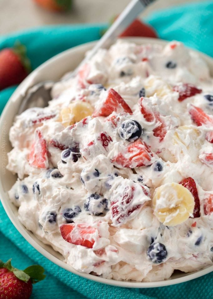 This simple 5 ingredient cheesecake salad is loaded with fresh berries, bananas, and a creamy no bake cheesecake filling! #cheesecakesalad #redwhiteandblue #4thofjuly #summerfood #fruitsalad #nobakedessert #dessertrecipe