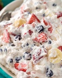 This simple 5 ingredient cheesecake salad is loaded with fresh berries, bananas, and a creamy no bake cheesecake filling! #cheesecakesalad #redwhiteandblue #4thofjuly #summerfood #fruitsalad #nobakedessert #dessertrecipe