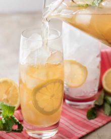 Perfect for summer, this iced green tea is lightly sweetened with honey and flavored with mint. It's the ultimate iced tea drink! #greentea #icedgreentea #summer #spring #weightwatchers #freestylesmartpoints #healthydrink
