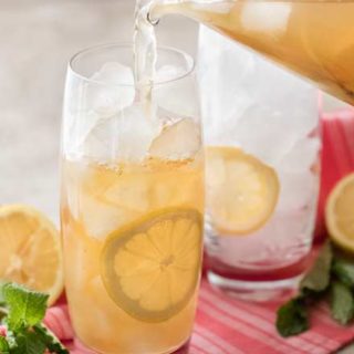 Perfect for summer, this iced green tea is lightly sweetened with honey and flavored with mint. It's the ultimate iced tea drink! #greentea #icedgreentea #summer #spring #weightwatchers #freestylesmartpoints #healthydrink