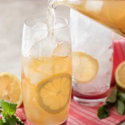 Perfect for summer, this iced green tea is lightly sweetened with honey and flavored with mint.  It's the ultimate iced tea drink! #greentea #icedgreentea #summer #spring #weightwatchers #freestylesmartpoints #healthydrink