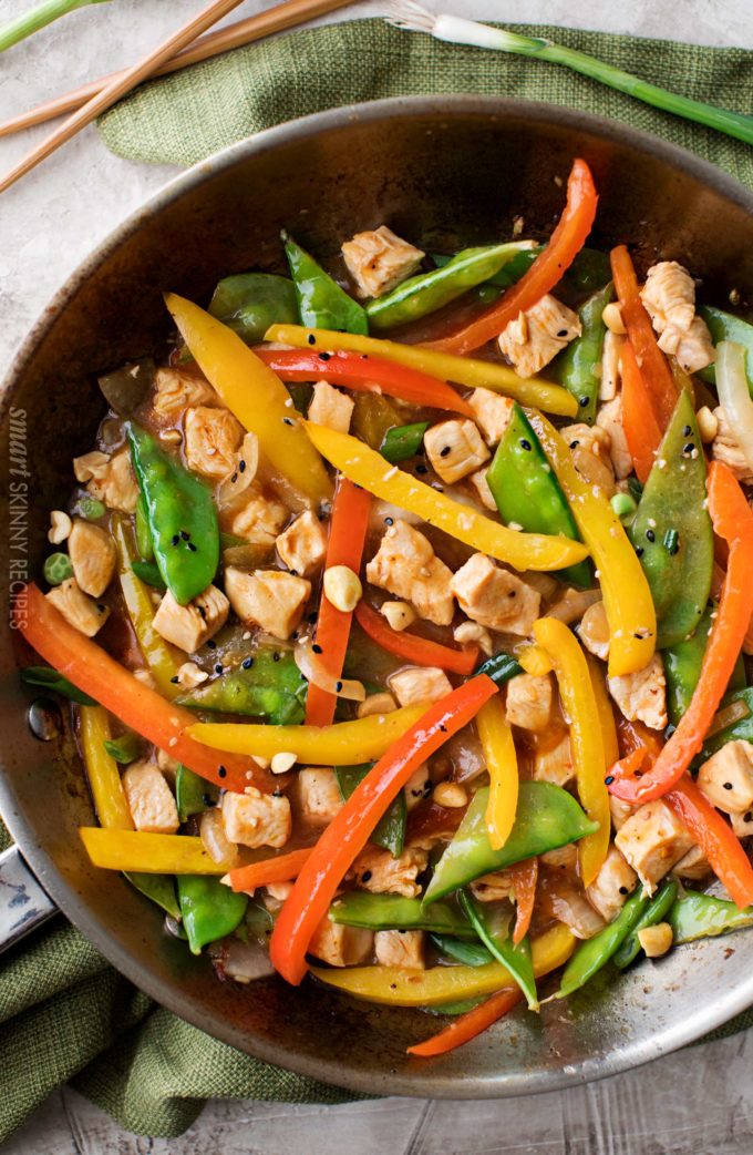 This Szechuan-style Chicken Stir Fry is the quickest and easiest weeknight meal!  Bold flavors, nutritious ingredients, and ready in just 20 minutes! #chicken #stirfry #asianrecipe #weeknightmeal #easydinner #szechuan #smartpoints #weightwatchers