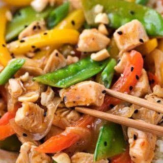 This Szechuan-style Chicken Stir Fry is the quickest and easiest weeknight meal! Bold flavors, nutritious ingredients, and ready in just 20 minutes! #chicken #stirfry #asianrecipe #weeknightmeal #easydinner #szechuan #smartpoints #weightwatchers