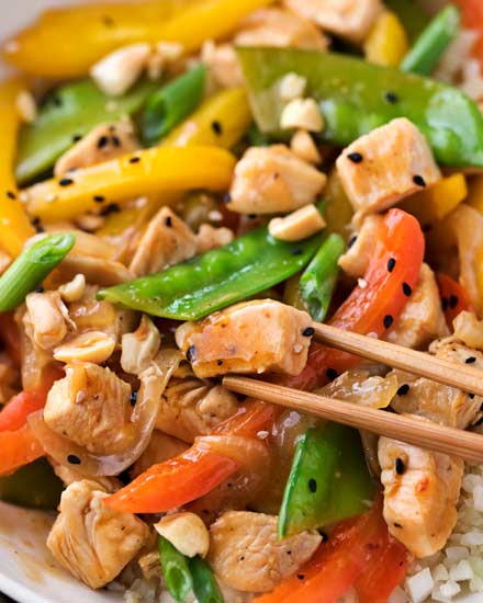 This Szechuan-style Chicken Stir Fry is the quickest and easiest weeknight meal!  Bold flavors, nutritious ingredients, and ready in just 20 minutes! #chicken #stirfry #asianrecipe #weeknightmeal #easydinner #szechuan #smartpoints #weightwatchers