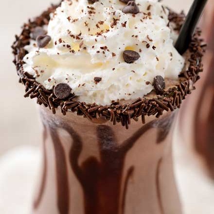 Thick, rich, and delicious this mudslide recipe is made extra chocolatey with the addition of some chocolate vodka, creme de cacao, and chocolate ice cream! There's nothing better than a boozy milkshake! #milkshake #boozymilkshake #adultmilkshake #mudslide #mudsliderecipe #chocolaterecipes