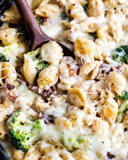 Ultra creamy and rich, this Cheesy Chicken Casserole with Broccoli and Bacon is a great weeknight dinner that the whole family will LOVE! #casserole #skillet #chicken #kidfriendly #weeknightdinner #weeknightrecipe #easyrecipe #dinner #cheesy