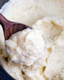 Creamy and rich, these mashed potatoes are heavy on the flavor and light on the work... with no boiling! Truly the BEST way to make homestyle mashed potatoes for a weeknight dinner or holiday meal! #thanksgiving #sidedish #mashedpotatoes #potatoes #crockpot #slowcooker #noboil