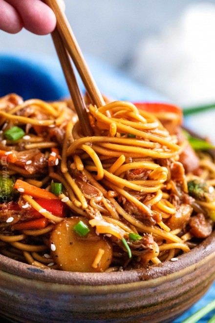 Easy Crockpot Chicken Lo Mein - The Chunky Chef