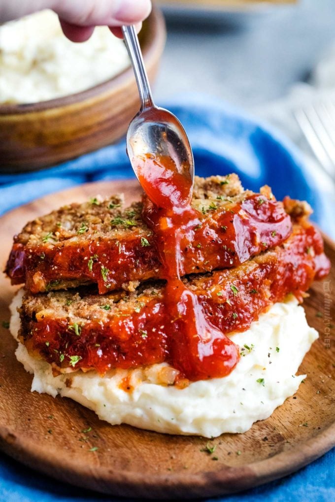 Drizzling ketchup sauce over crockpot meatloaf