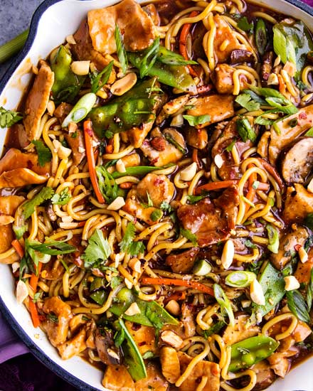 No need for takeout, this Garlic Ginger Pork Stir Fry is the perfect weeknight meal, as it's on the table in 20 minutes! #pork #stirfry #chinese #asian #takeout #weeknightmeal #easyrecipe #onepan #skillet