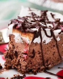 Time to cool down with a big slice of this sweet buttermilk chocolate icebox pie! Simple ingredients and about 5 minutes is all you need to whip this no-bake pie together! | #nobake #dessert #iceboxpie #chocolate #summer #dessertrecipe #easyrecipe #pies #frozen