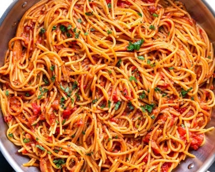 The best thing to happen to easy weeknight dinner - One Pot Spaghetti!  The pasta cooks IN the homemade sauce, so it absorbs every bit of flavor possible, leaving you with only one pot to wash and dinner ready in 30 minutes! #spaghetti #italian #pasta #dinner #easyrecipe #weeknightmeal #onepot #onepan