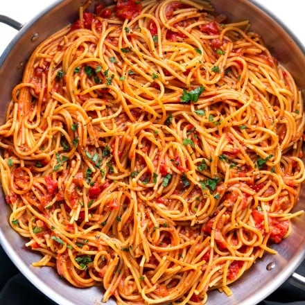 The best thing to happen to easy weeknight dinner - One Pot Spaghetti!  The pasta cooks IN the homemade sauce, so it absorbs every bit of flavor possible, leaving you with only one pot to wash and dinner ready in 30 minutes! #spaghetti #italian #pasta #dinner #easyrecipe #weeknightmeal #onepot #onepan