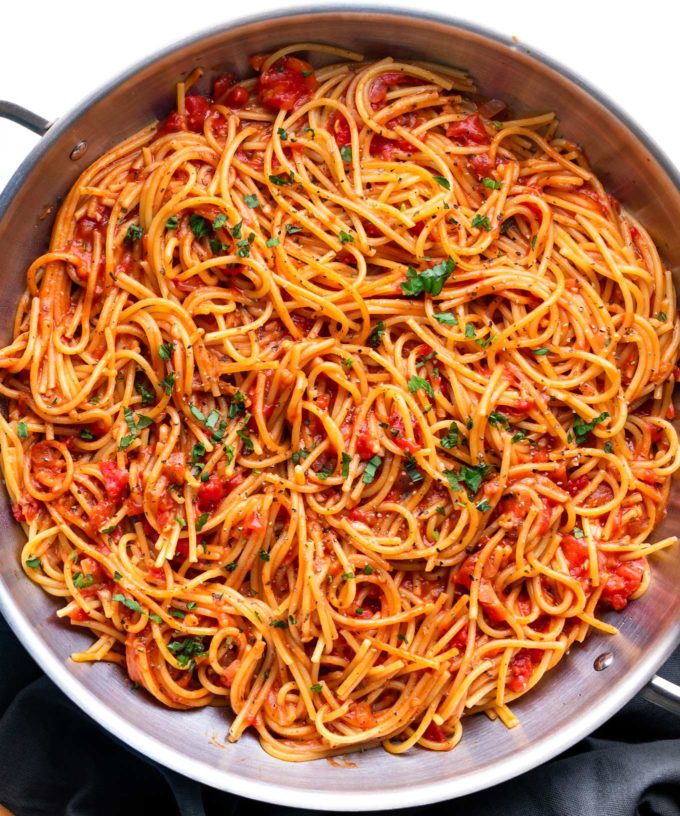 The best thing to happen to easy weeknight dinner - One Pot Spaghetti!  The pasta cooks IN the homemade sauce, so it absorbs every bit of flavor possible, leaving you with only one pot to wash and dinner ready in 30 minutes! #spaghetti #italian #pasta #dinner #easyrecipe #weeknightmeal #onepot #onepan