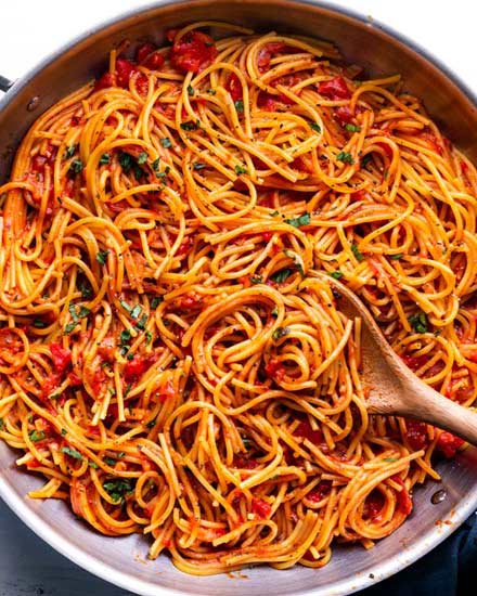 The best thing to happen to easy weeknight dinner - One Pot Spaghetti!  The pasta cooks IN the homemade sauce, so it absorbs every bit of flavor possible, leaving you with only one pot to wash and dinner ready in 30 minutes! #spaghetti #italian #pasta #dinner #easyrecipe #weeknightmeal #onepot #onepan