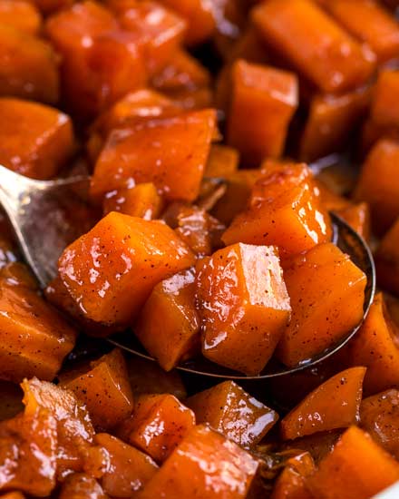 Candied Yams/Candied Sweet Potatoes are made with sweet potatoes, brown sugar, butter and plenty of warm spices and are the PERFECT holiday side dish! #yams #candiedyams #sweetpotatoes #candiedsweetpotatoes #thanksgiving #holiday #sidedish #candied 