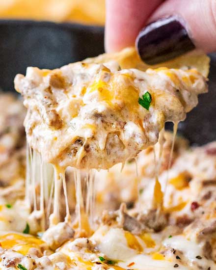 Creamy, cheesy, and oh so addicting, this bacon cheeseburger dip is just like your favorite gooey cheeseburger... but in a party-ready dip form! #bacon #gameday #cheesy #cheeseburger #party #appetizer #dip #easyrecipe