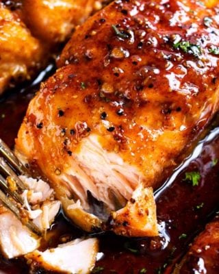 HONEY GARLIC SALMON - Succulent and tender salmon filets cooked in a mouthwatering simple honey garlic sauce, then broiled until sticky and caramelized. Made with simple ingredients, in one pan, and in just 20 minutes! #salmon #honeygarlic #onepan #easyrecipe #dinner #seafood #fish