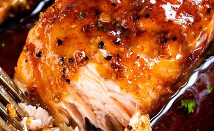 HONEY GARLIC SALMON - Succulent and tender salmon filets cooked in a mouthwatering simple honey garlic sauce, then broiled until sticky and caramelized.  Made with simple ingredients, in one pan, and in just 20 minutes! #salmon #honeygarlic #onepan #easyrecipe #dinner #seafood #fish