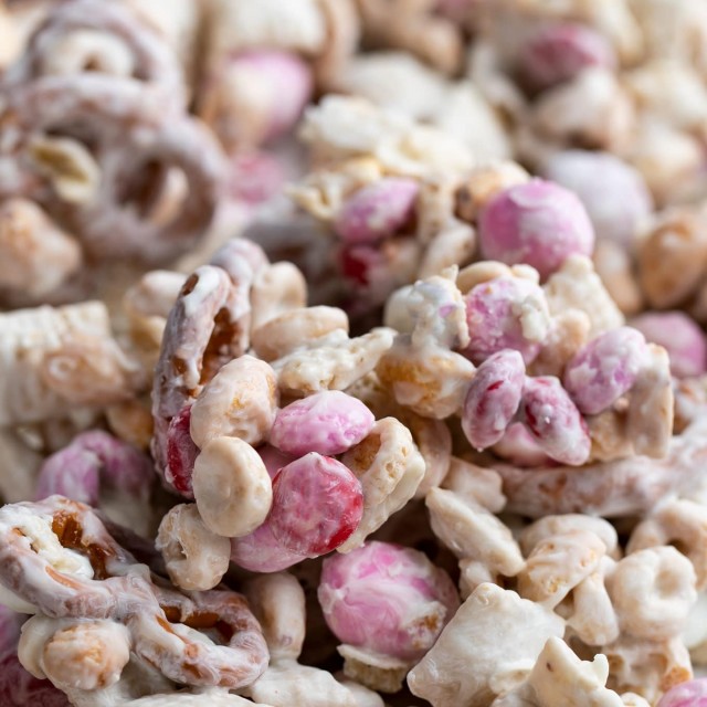 White Trash Chex Mix (10 minutes no bake!) The Chunky Chef