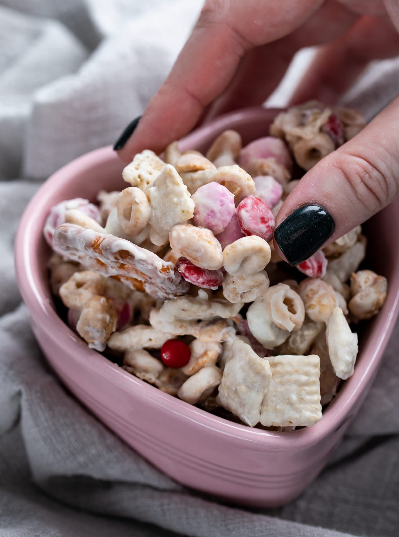 White Trash Chex Mix (10 minutes no bake!) The Chunky Chef