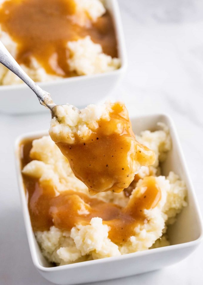 No need for a packet, you can make mouthwatering brown gravy in about 15 minutes, and with NO pan drippings! So perfect for mashed potatoes, roasted meats, meatloaf, fried chicken and more! #gravy #browngravy #holiday #thanksgiving #mashedpotatoes #easyrecipe #fromscratch