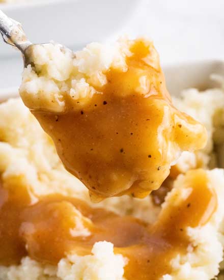 No need for a packet, you can make mouthwatering brown gravy in about 15 minutes, and with NO pan drippings! So perfect for mashed potatoes, roasted meats, meatloaf, fried chicken and more! #gravy #browngravy #holiday #thanksgiving #mashedpotatoes #easyrecipe #fromscratch