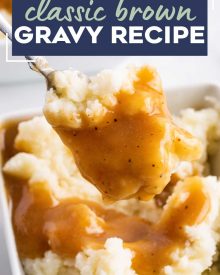 No need for a packet, you can make mouthwatering brown gravy in about 15 minutes, and with NO pan drippings! So perfect for mashed potatoes, roasted meats, meatloaf, fried chicken and more! #gravy #browngravy #holiday #thanksgiving #mashedpotatoes #easyrecipe #fromscratch