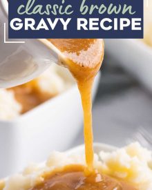 No need for a packet, you can make mouthwatering brown gravy in about 15 minutes, and with NO pan drippings! So perfect for mashed potatoes, roasted meats, meatloaf, fried chicken and more! #gravy #browngravy #holiday #thanksgiving #mashedpotatoes #easyrecipe #fromscratch