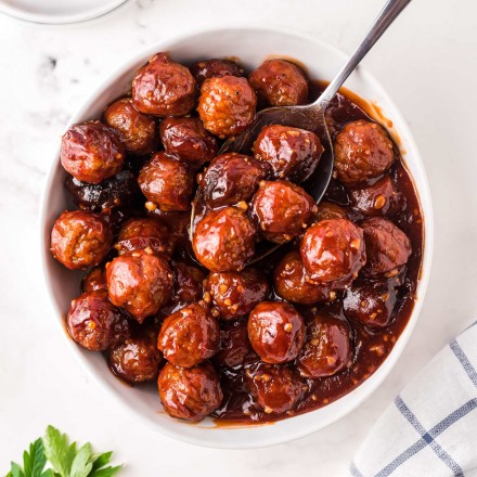 These crowd-pleasing tender meatballs are smothered in a super flavorful honey garlic bbq sauce.  Perfect for parties, this crockpot meatball recipe couldn't be more simple to make! #meatballs #crockpot #slowcooker #honeygarlic #bbq #appetizer #party #honey #garlic #easyrecipe