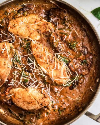 This One Pan Tuscan Chicken is a quick and easy one-pot meal that's sure to be a family favorite! Juicy chicken, a creamy sauce made with bursts of sun dried tomatoes, Parmesan cheese and spinach, and it's ready in about 30 minutes, making it a great weeknight dinner option. #chicken #tuscan #Italian #chickenbreast #chickenrecipes #onepot #onepan #dinner #easyrecipe #30minutemeal