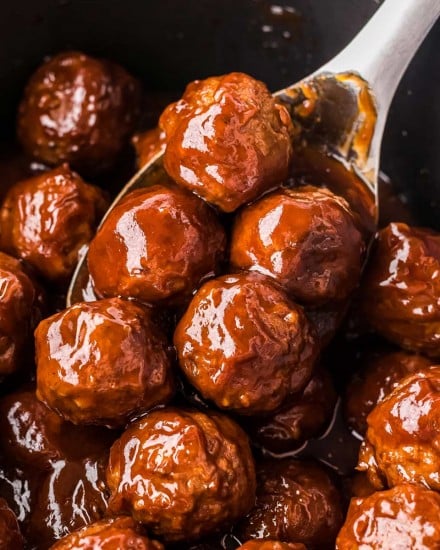 These crockpot bourbon bbq meatballs take just 5 minutes to prep and are the best appetizer for game day, football season or a fun night at home with the family! Sweet, savory and tangy, these meatballs will be the hit of your next party! #meatballs #party #appetizer #gameday #cocktailmeatballs #bourbon #bbq #crockpot #slowcooker