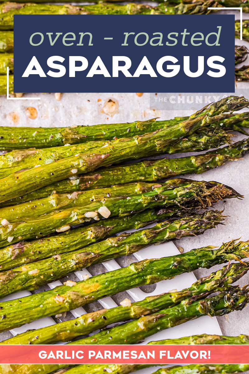 à l'aide d'une spatule pour ramasser les asperges grillées sur une plaque à pâtisserie