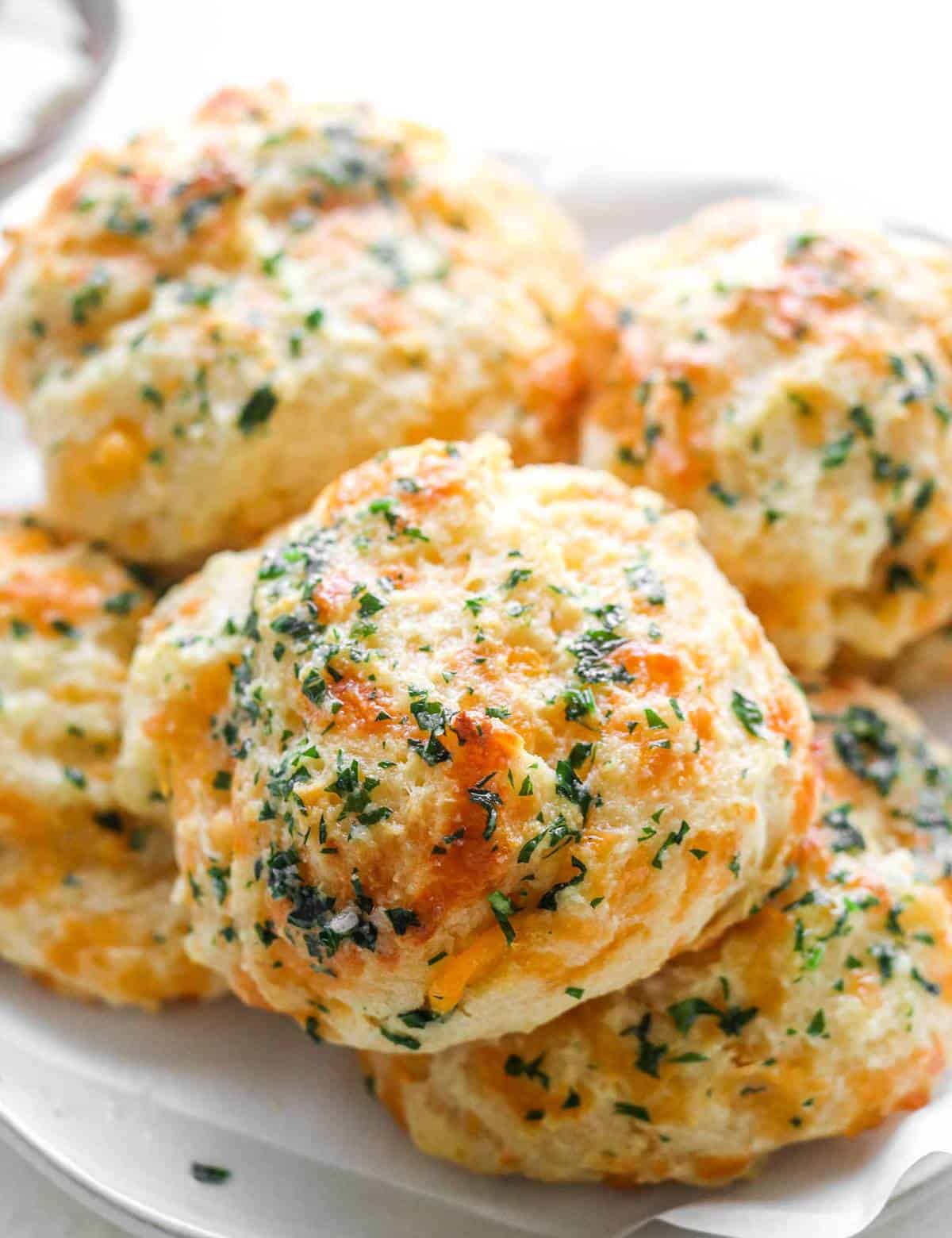 These Copycat Cheddar Bay Biscuits are buttery, garlicky, cheesy, fluffy, and ready in less than 30 minutes! No rolling and cutting needed and they're made from scratch. #biscuits #cheddarbay #copycat #redlobsterbiscuits