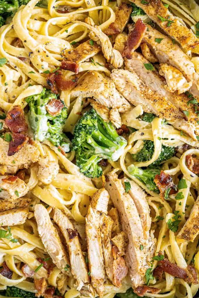 This Bacon and Broccoli Chicken Alfredo takes the classic chicken alfredo to the next level! Golden seared chicken paired with a velvety garlic cream sauce coating every strand of pasta, combined with tender broccoli and crispy bacon. Perfect weeknight dinner! #chickenalfredo #weeknightpasta