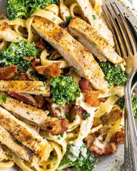 This Bacon and Broccoli Chicken Alfredo takes the classic chicken alfredo to the next level! Golden seared chicken paired with a velvety garlic cream sauce coating every strand of pasta, combined with tender broccoli and crispy bacon. Perfect weeknight dinner! #chickenalfredo #weeknightpasta