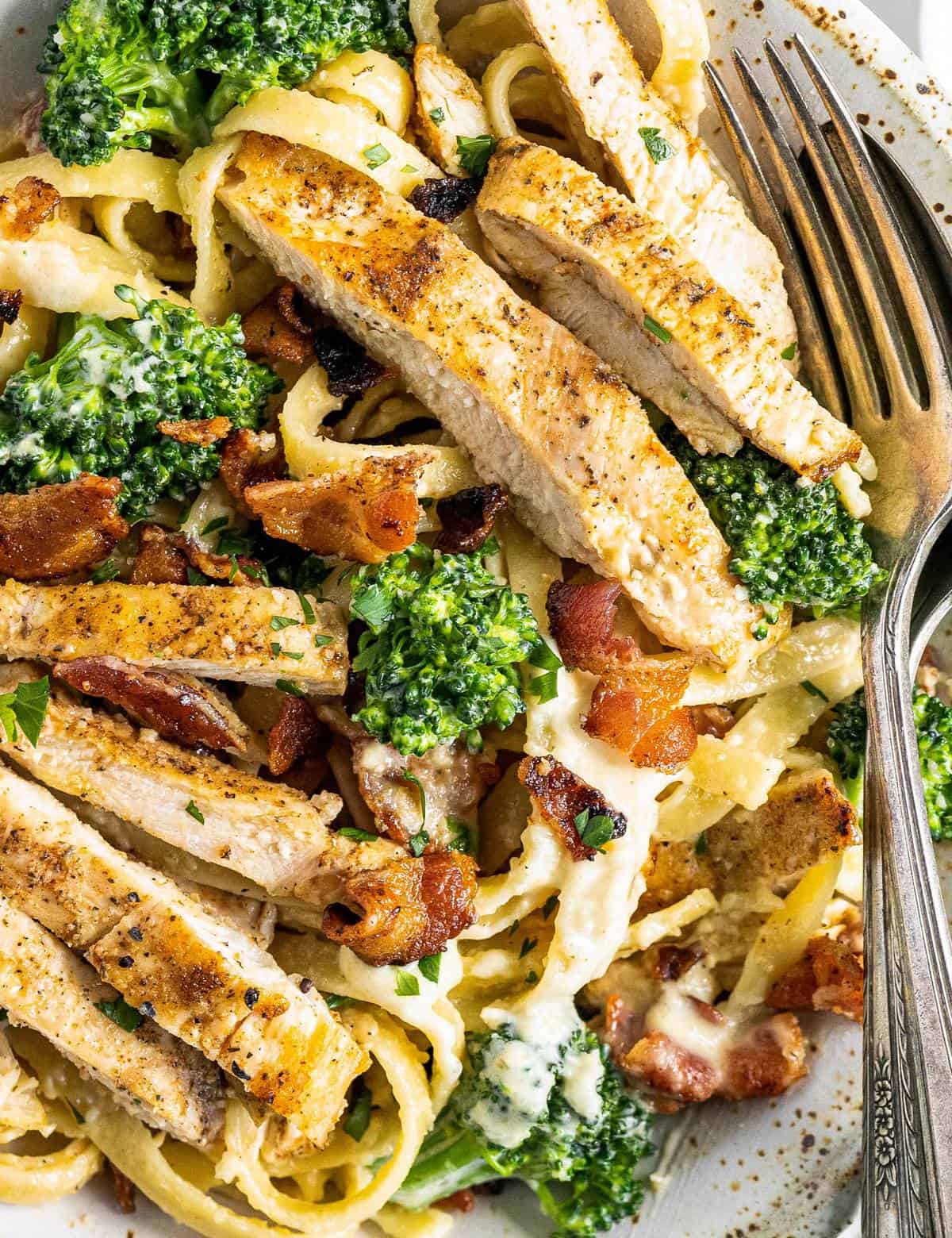 This Bacon and Broccoli Chicken Alfredo takes the classic chicken alfredo to the next level! Golden seared chicken paired with a velvety garlic cream sauce coating every strand of pasta, combined with tender broccoli and crispy bacon. Perfect weeknight dinner! #chickenalfredo #weeknightpasta