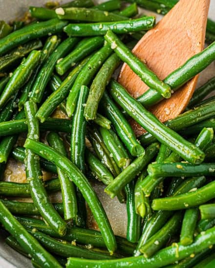 Simple and easy, this Skillet Green Beans recipe is made using fresh green beans that are cooked until crisp tender, and seasoned with plenty of garlic and lemon flavors! They're the perfect side dish! #greenbeans #fresh #sidedish