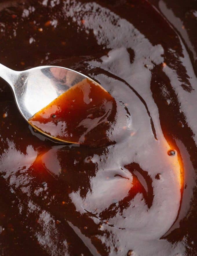 This easy Balsamic BBQ Sauce uses a handful of ingredients, and has a beautifully tangy/sweet/savory flavor combination! Perfect for slathering on grilled meats, vegetables, burgers, or as a dipping sauce! #bbqsauce #barbecue #balsamic