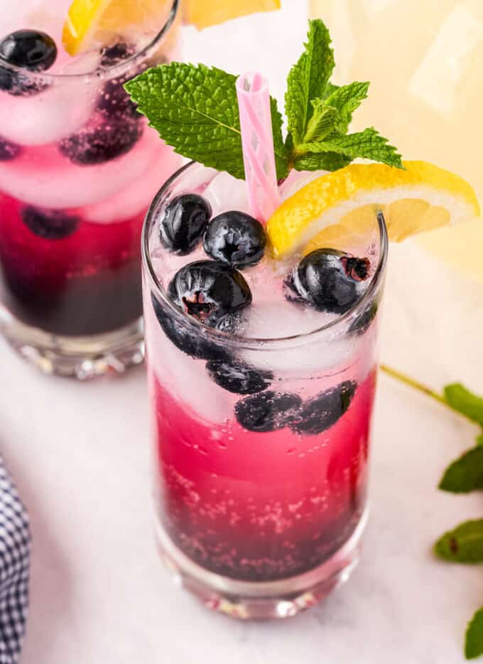 This Sparkling Blueberry Lemonade is the ultimate fun lemonade! Perfect to cool down on a hot day, or to serve at a party. #lemonade #blueberry #drink