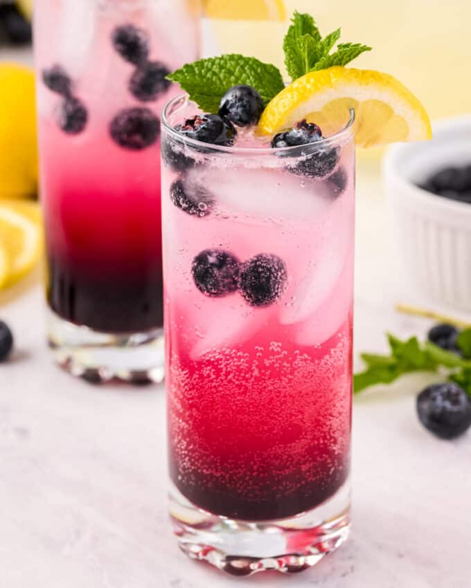 This Sparkling Blueberry Lemonade is the ultimate fun lemonade! Perfect to cool down on a hot day, or to serve at a party. #lemonade #blueberry #drink