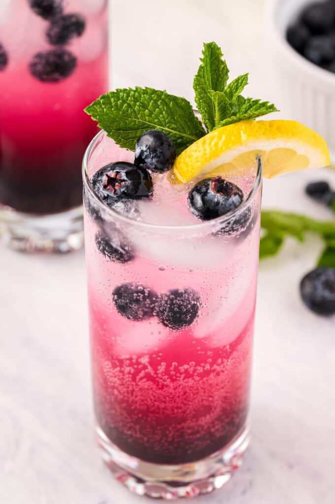 This Sparkling Blueberry Lemonade is the ultimate fun lemonade! Perfect to cool down on a hot day, or to serve at a party. #lemonade #blueberry #drink