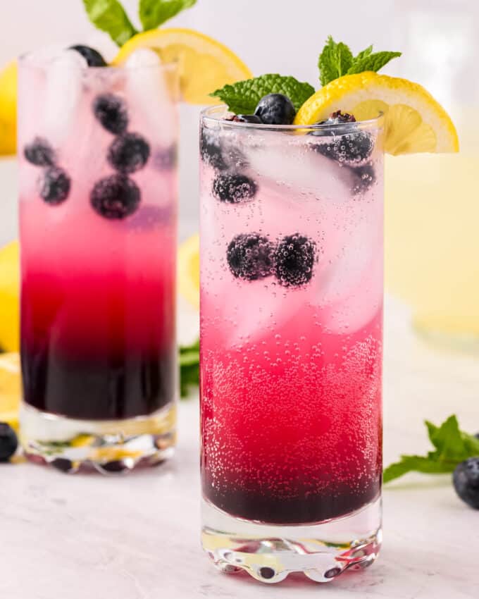 This Sparkling Blueberry Lemonade is the ultimate fun lemonade! Perfect to cool down on a hot day, or to serve at a party. #lemonade #blueberry #drink