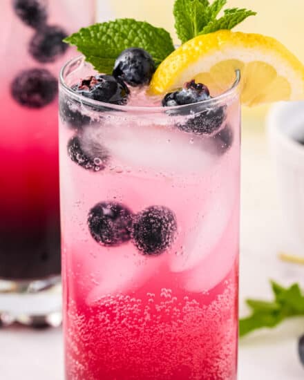 This Sparkling Blueberry Lemonade is the ultimate fun lemonade! Perfect to cool down on a hot day, or to serve at a party. #lemonade #blueberry #drink