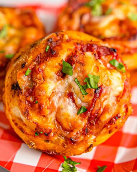 These bite-sized Baked Pizza Pinwheels are a perfect game-day appetizer or fun family dinner idea! Made with just a few simple ingredients, you can customize these to be just the way you like your pizza. #pinwheels #pizza #appetizer