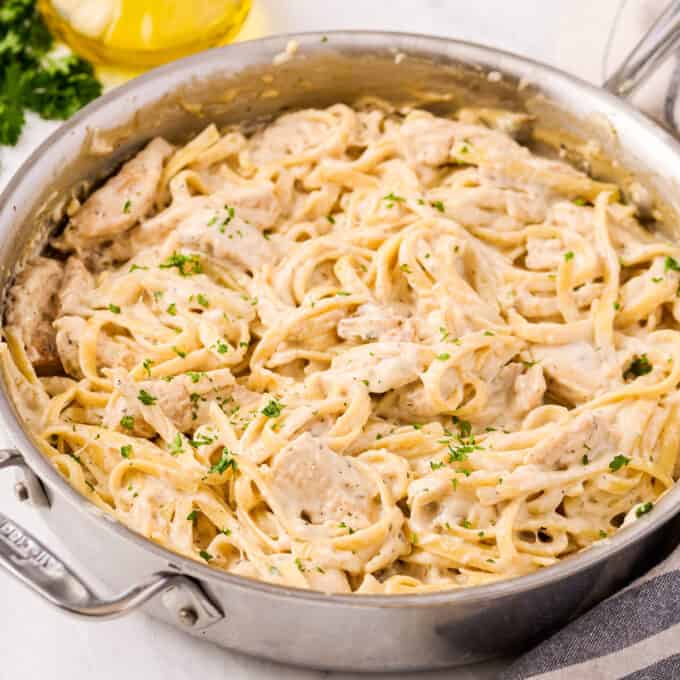 Chicken Alfredo is a classic Italian-American dish that is the ultimate epitome of comfort food. This lightened up version lowers the overall calories and fat, while still keeping all the amazing creamy flavors you crave! #alfredo #chicken #pasta #healthy