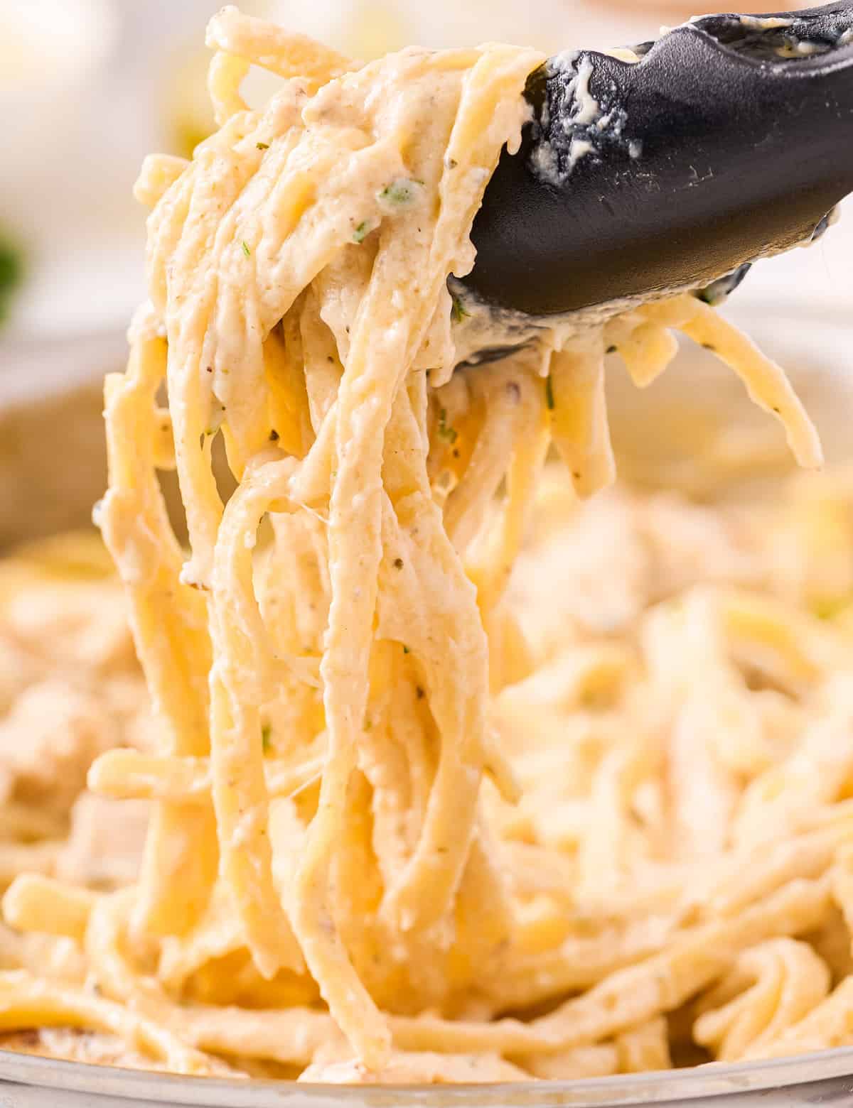 Chicken Alfredo is a classic Italian-American dish that is the ultimate epitome of comfort food. This lightened up version lowers the overall calories and fat, while still keeping all the amazing creamy flavors you crave! #alfredo #chicken #pasta #healthy