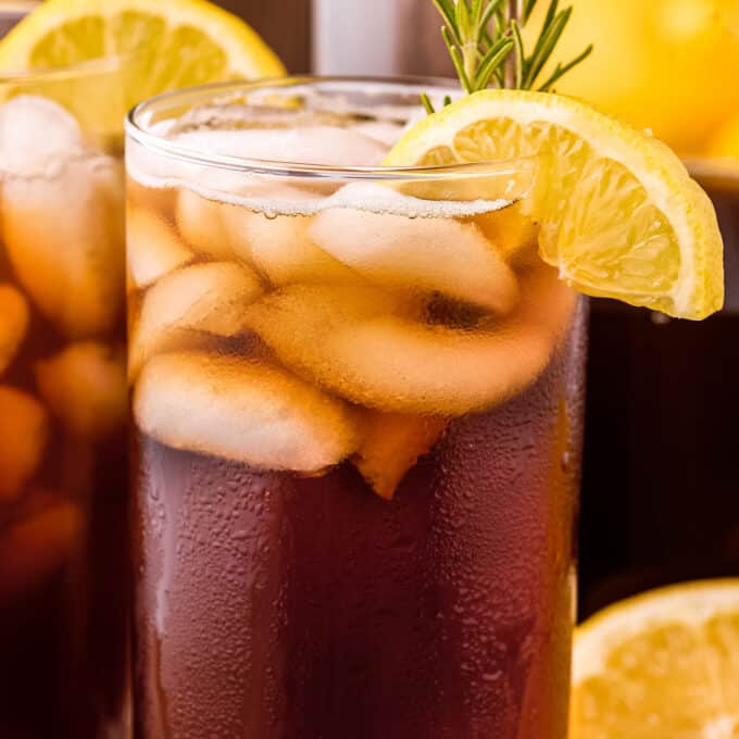 glass of sweet tea with lemon